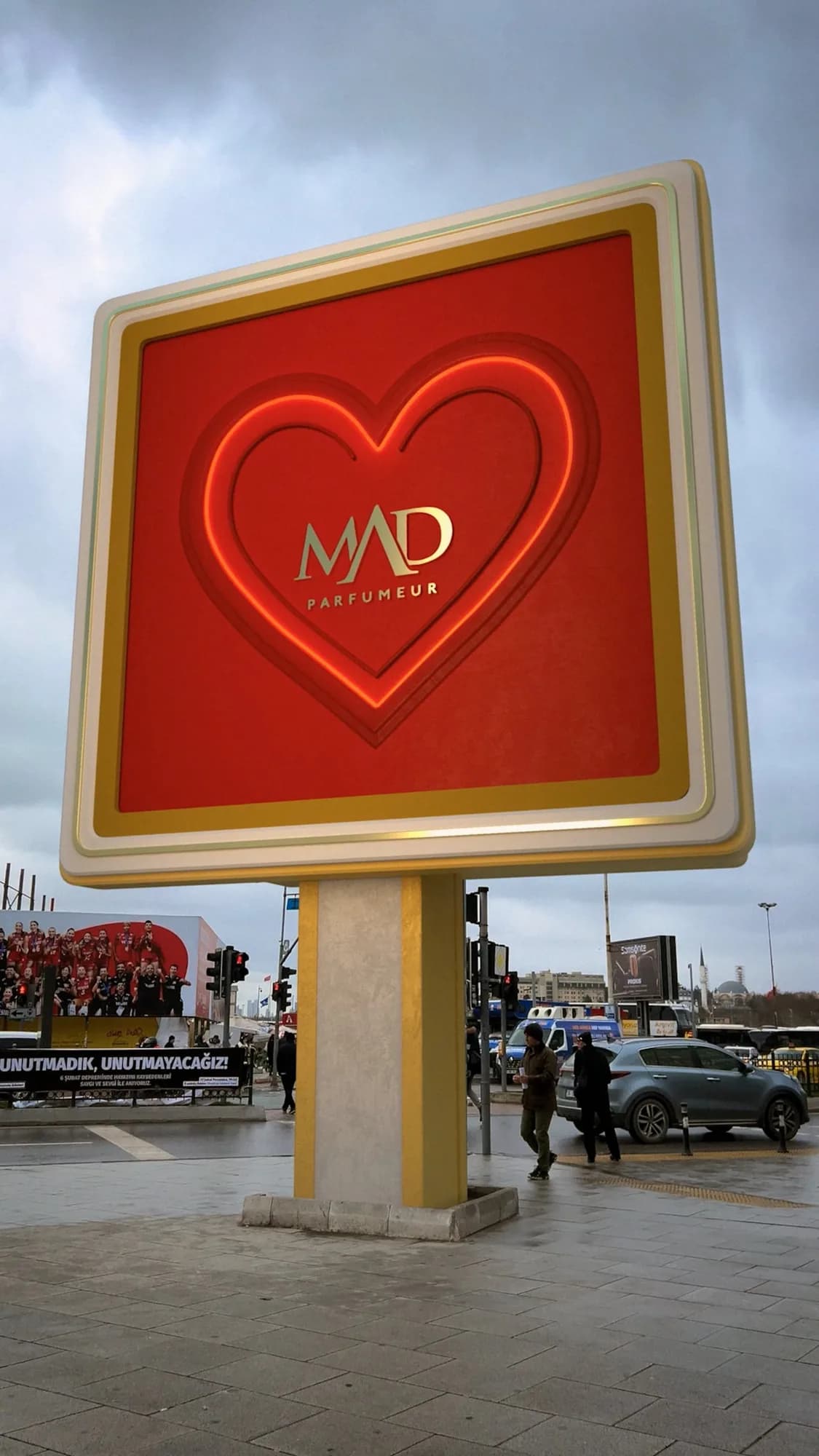 MAD Parfum | Giant Billboard Breakout | CGI Film — video poster görseli